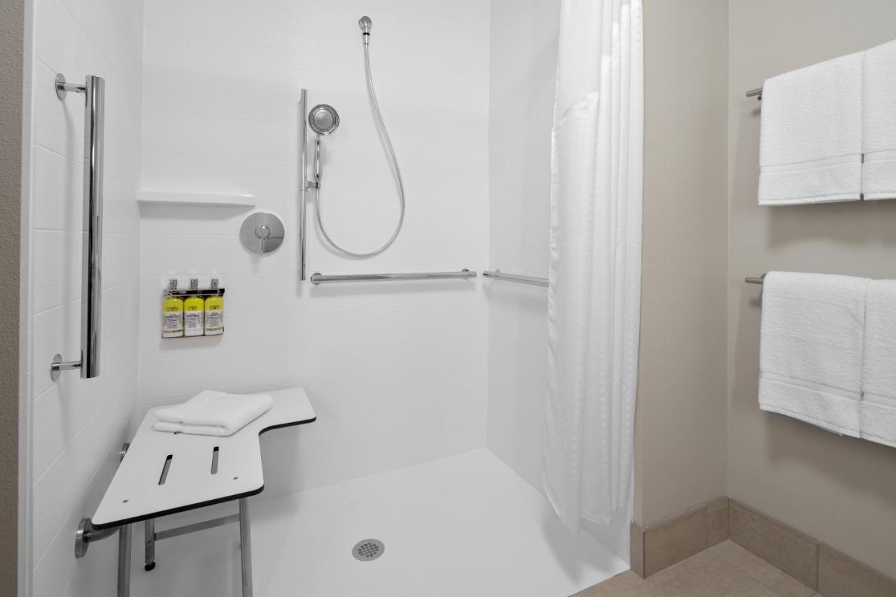 Holiday Inn Express & Suites - Elkhorn - Lake Geneva Area By Ihg Екстериор снимка