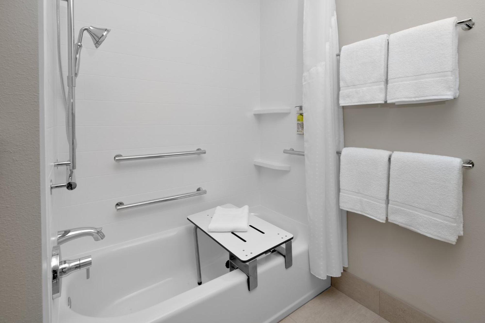 Holiday Inn Express & Suites - Elkhorn - Lake Geneva Area By Ihg Екстериор снимка