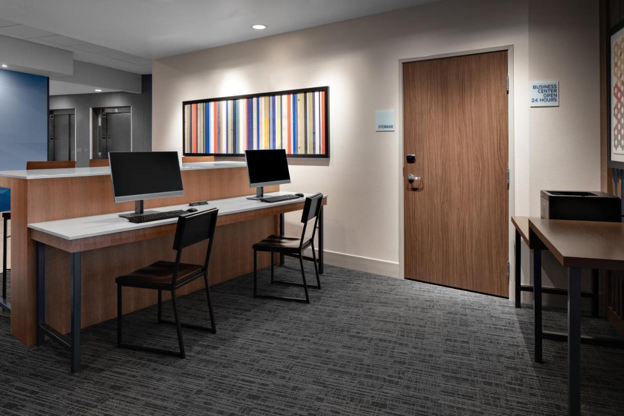 Holiday Inn Express & Suites - Elkhorn - Lake Geneva Area By Ihg Екстериор снимка
