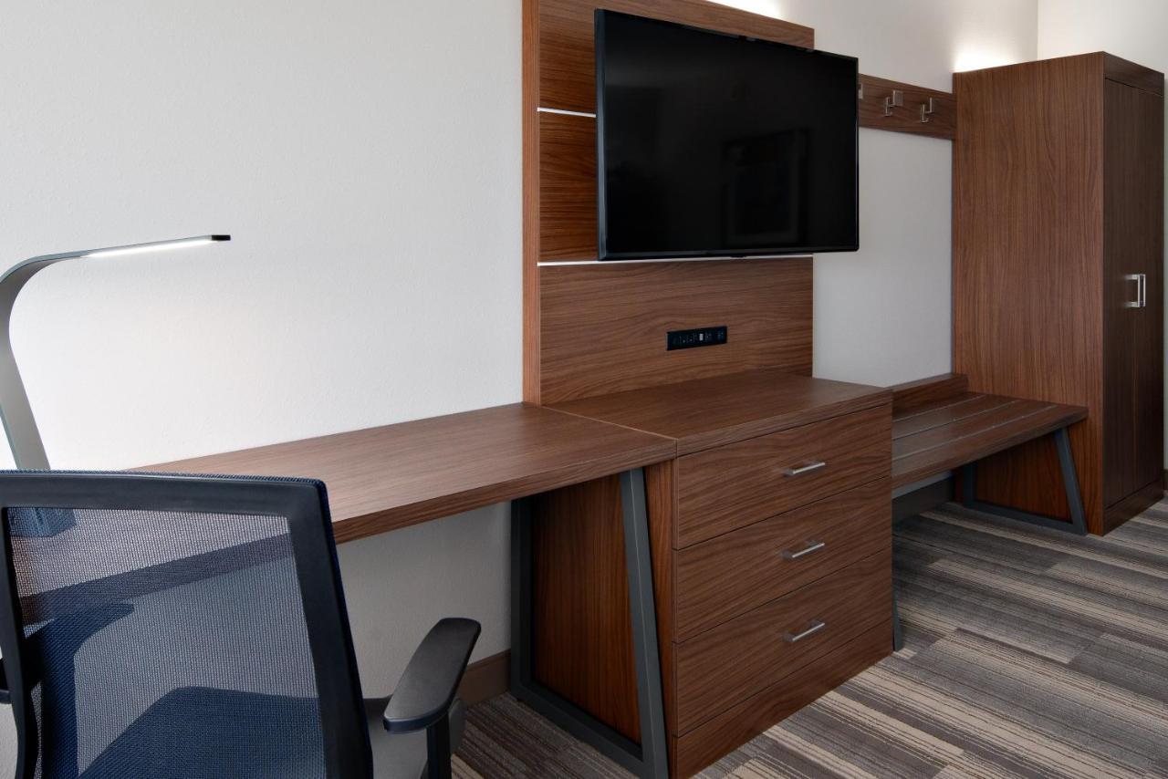 Holiday Inn Express & Suites - Elkhorn - Lake Geneva Area By Ihg Екстериор снимка