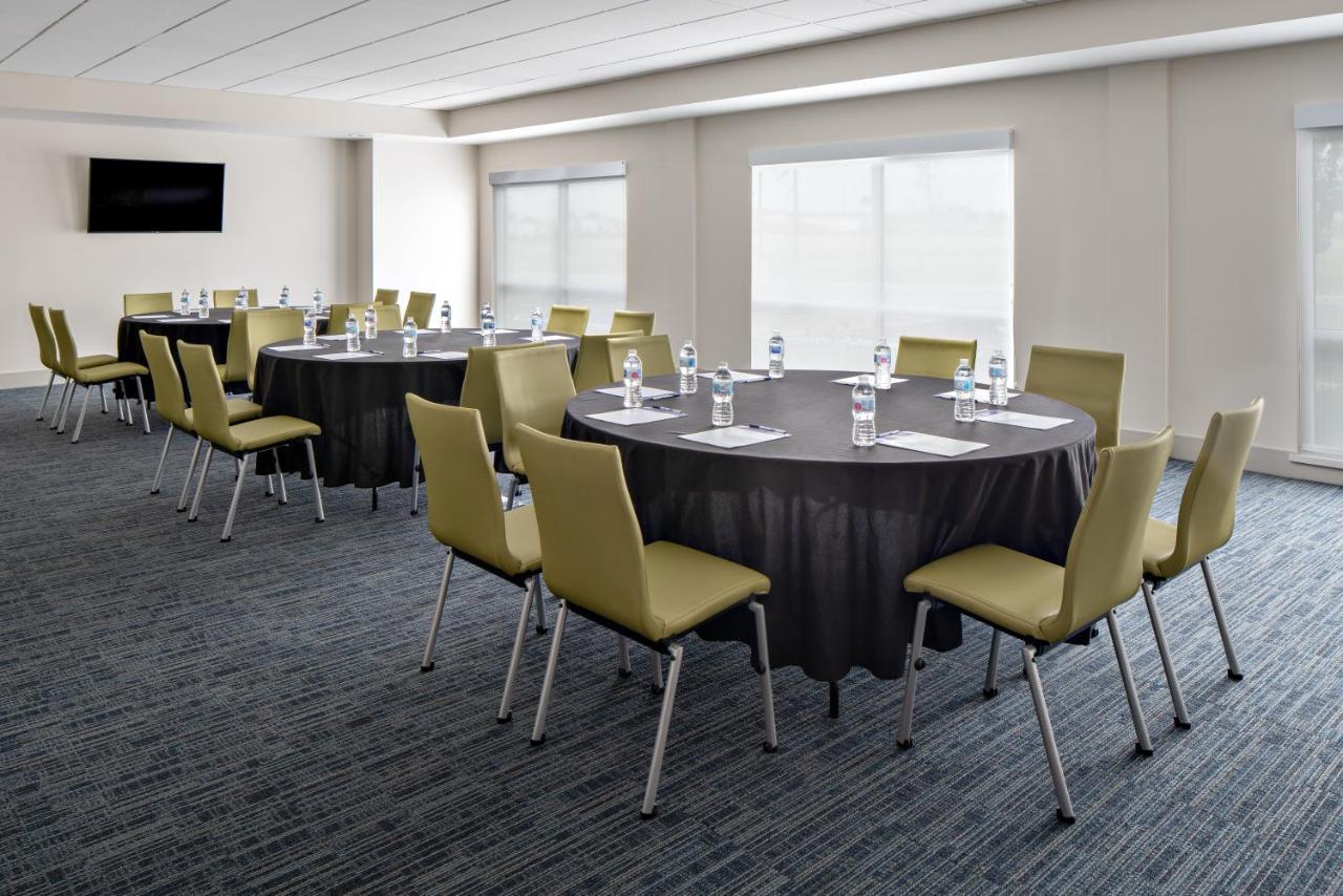 Holiday Inn Express & Suites - Elkhorn - Lake Geneva Area By Ihg Екстериор снимка