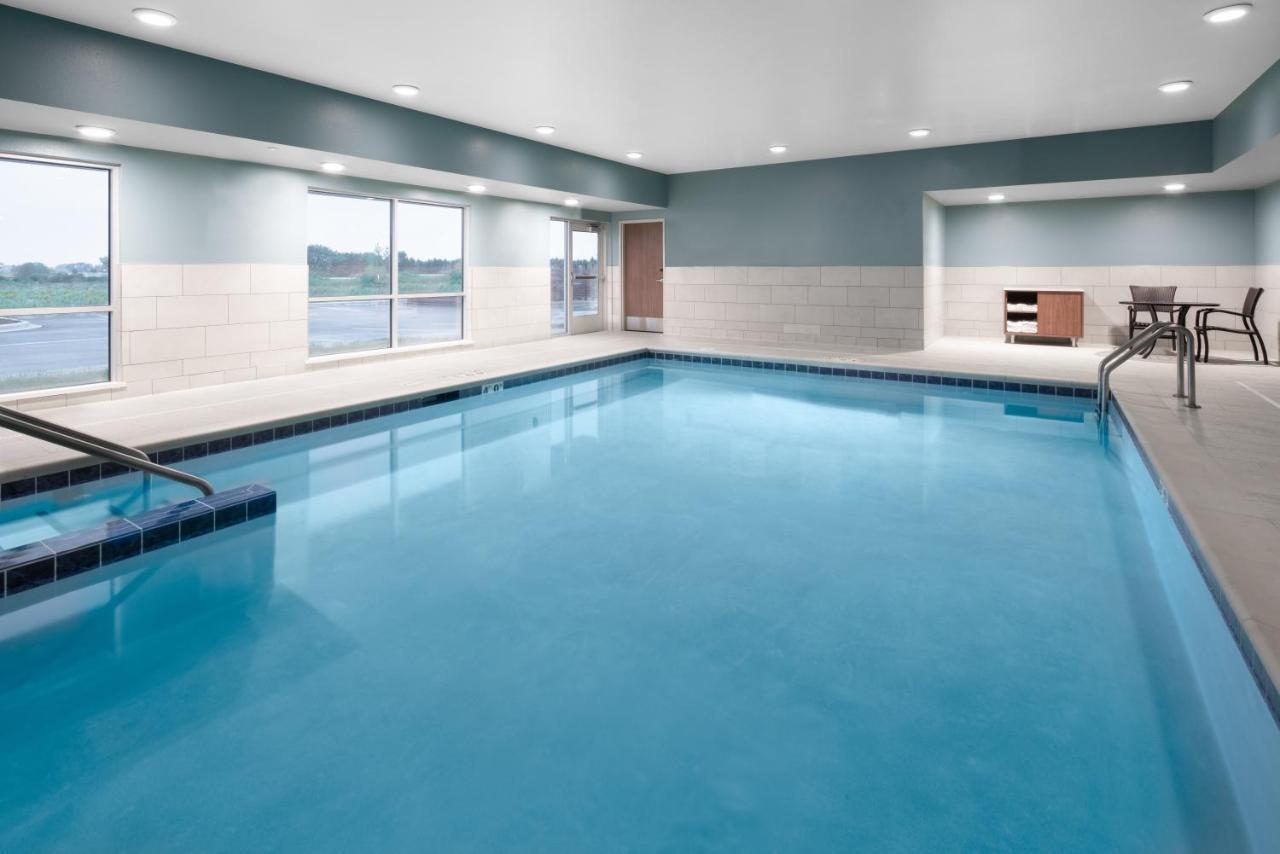 Holiday Inn Express & Suites - Elkhorn - Lake Geneva Area By Ihg Екстериор снимка