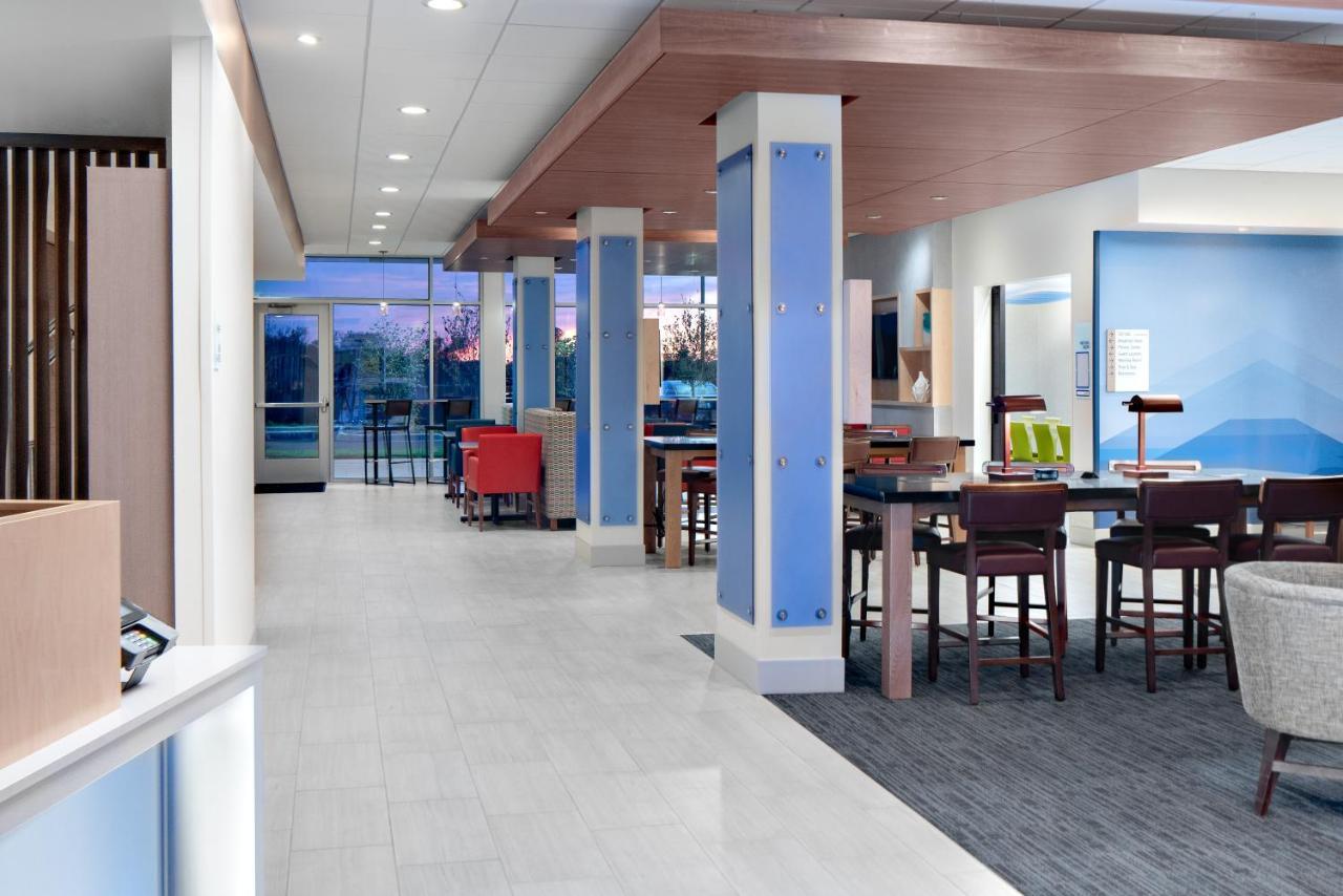 Holiday Inn Express & Suites - Elkhorn - Lake Geneva Area By Ihg Екстериор снимка