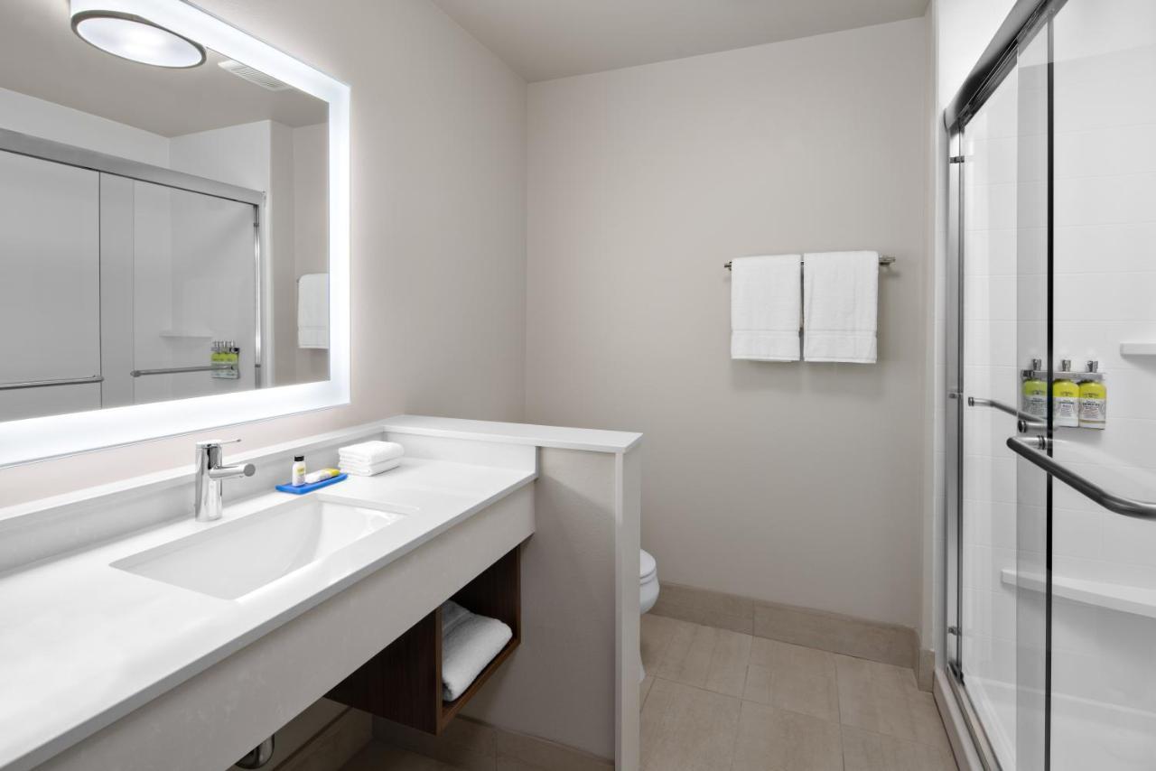 Holiday Inn Express & Suites - Elkhorn - Lake Geneva Area By Ihg Екстериор снимка