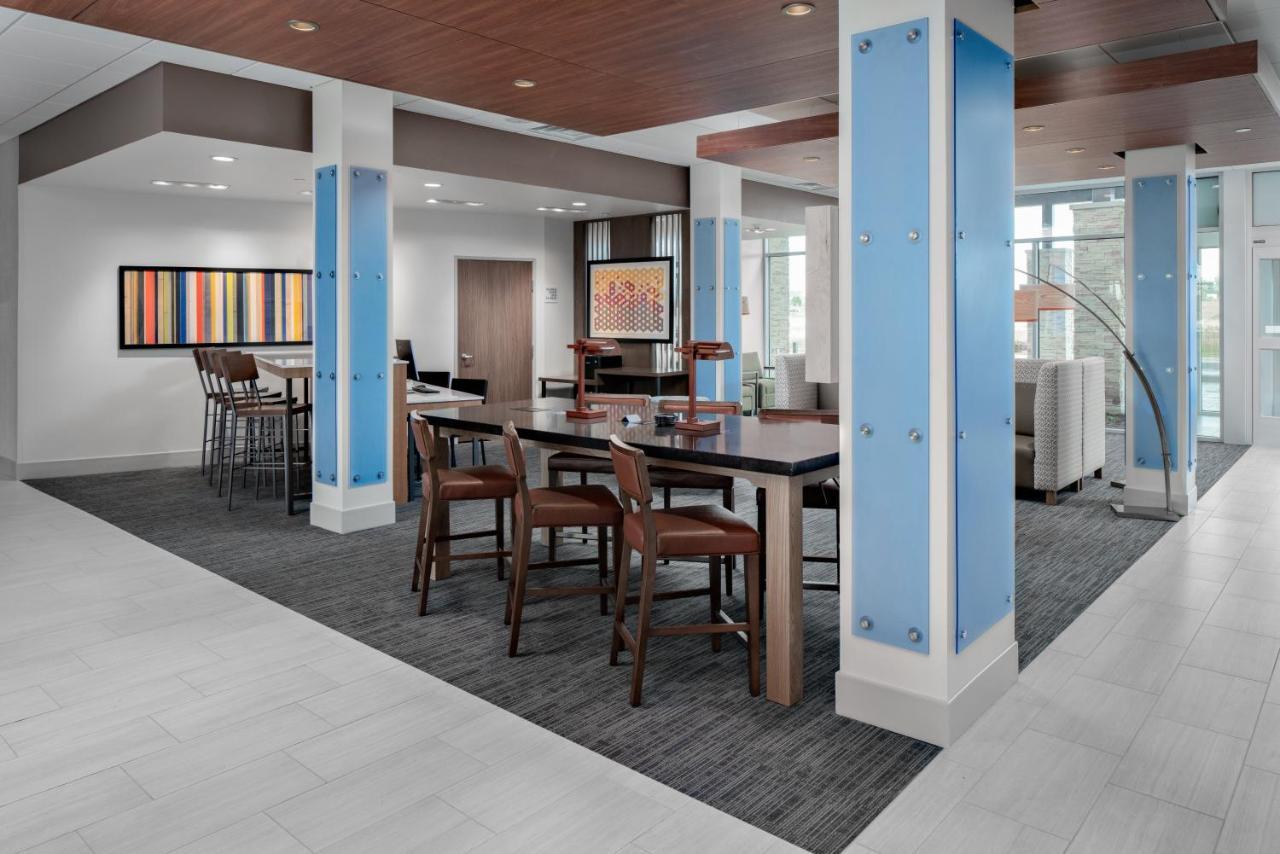 Holiday Inn Express & Suites - Elkhorn - Lake Geneva Area By Ihg Екстериор снимка