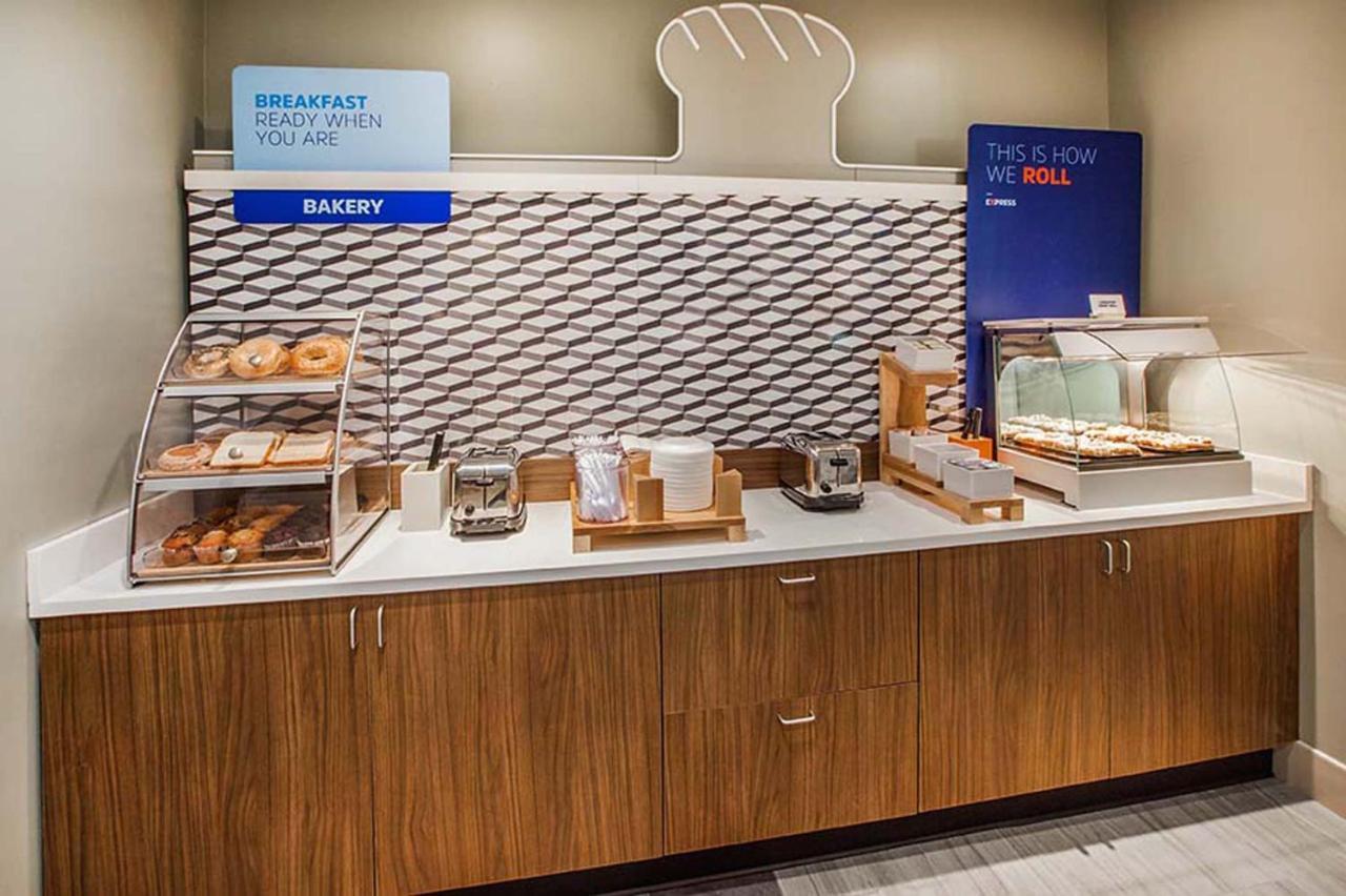 Holiday Inn Express & Suites - Elkhorn - Lake Geneva Area By Ihg Екстериор снимка