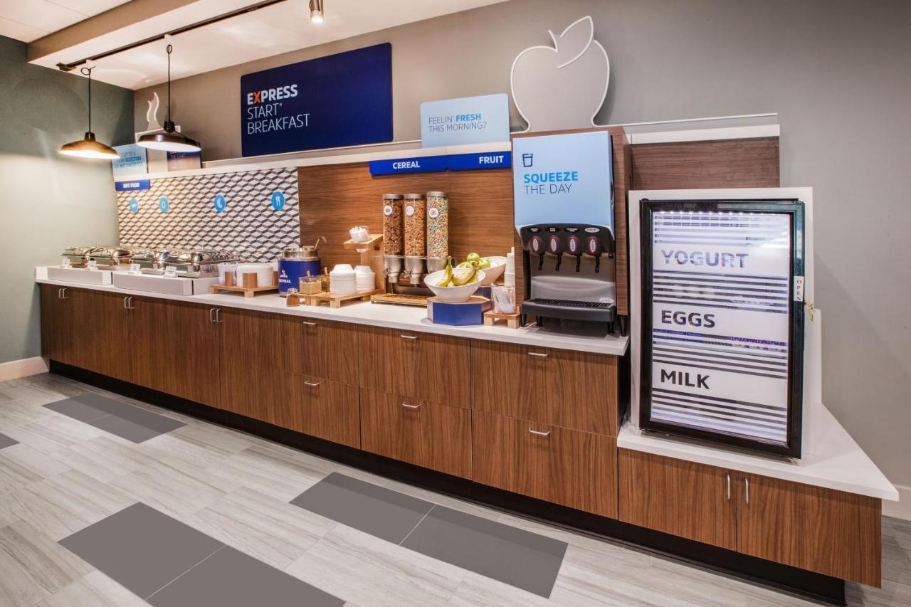 Holiday Inn Express & Suites - Elkhorn - Lake Geneva Area By Ihg Екстериор снимка